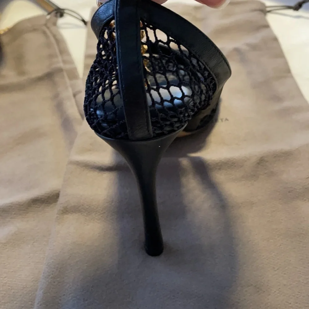 BOTTEGA VENETA Chain-embellished macramé and leather pumps Black - Picture 14 of 16